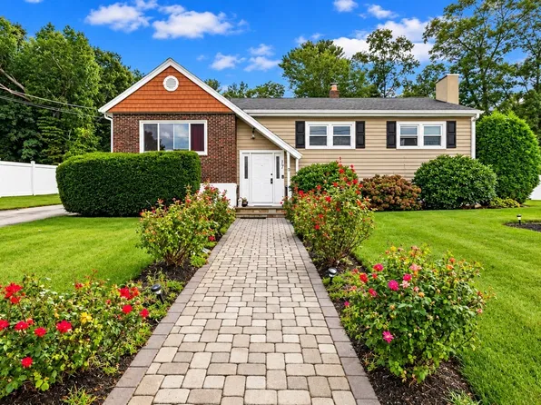 17 Acorn Dr, Randolph, MA 02368