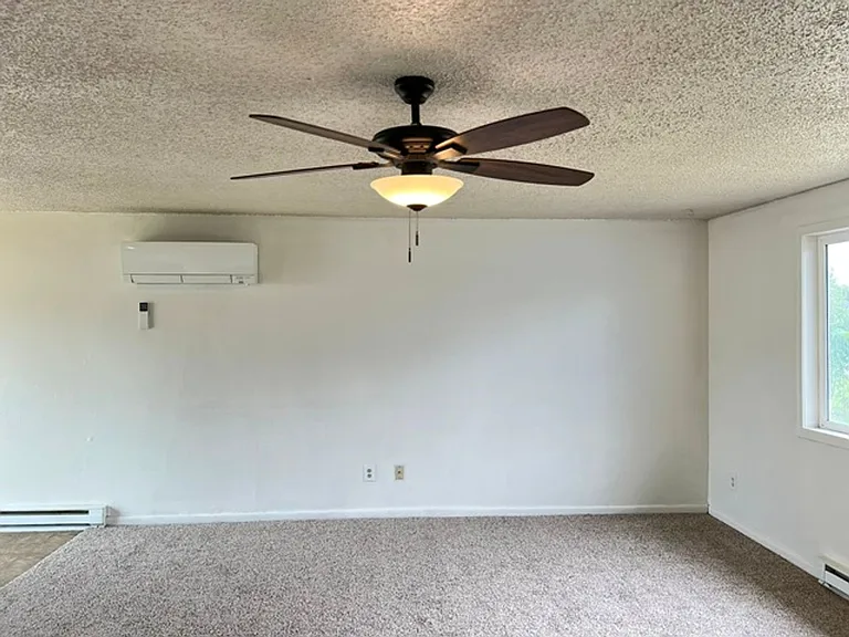 385 Dianne Ct — Photo 2