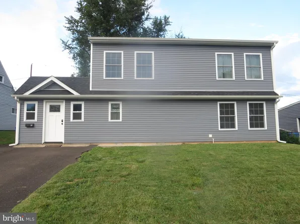 33 Wildflower Rd, Levittown, PA 19057