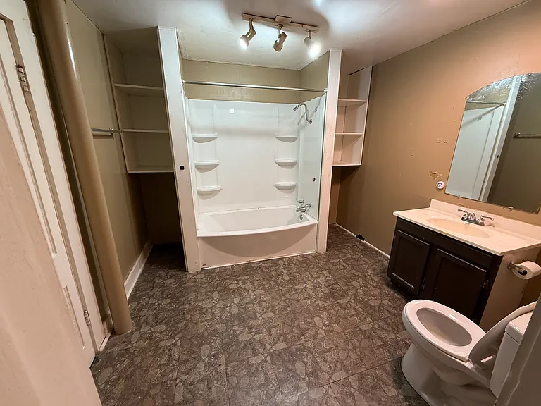 1138 E Jones Ave — Photo 5