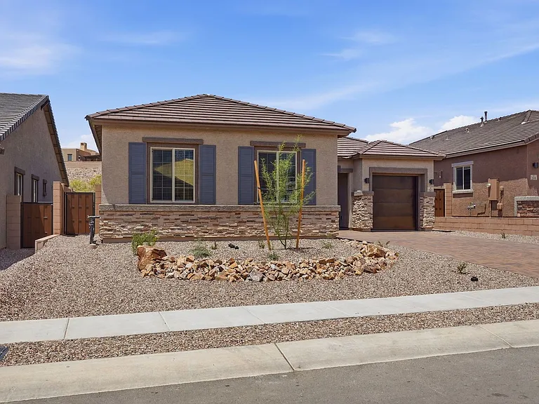 293 E Jasper Ct — Photo 2