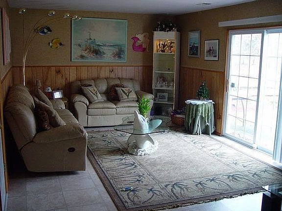 Large Family Room w/sliders