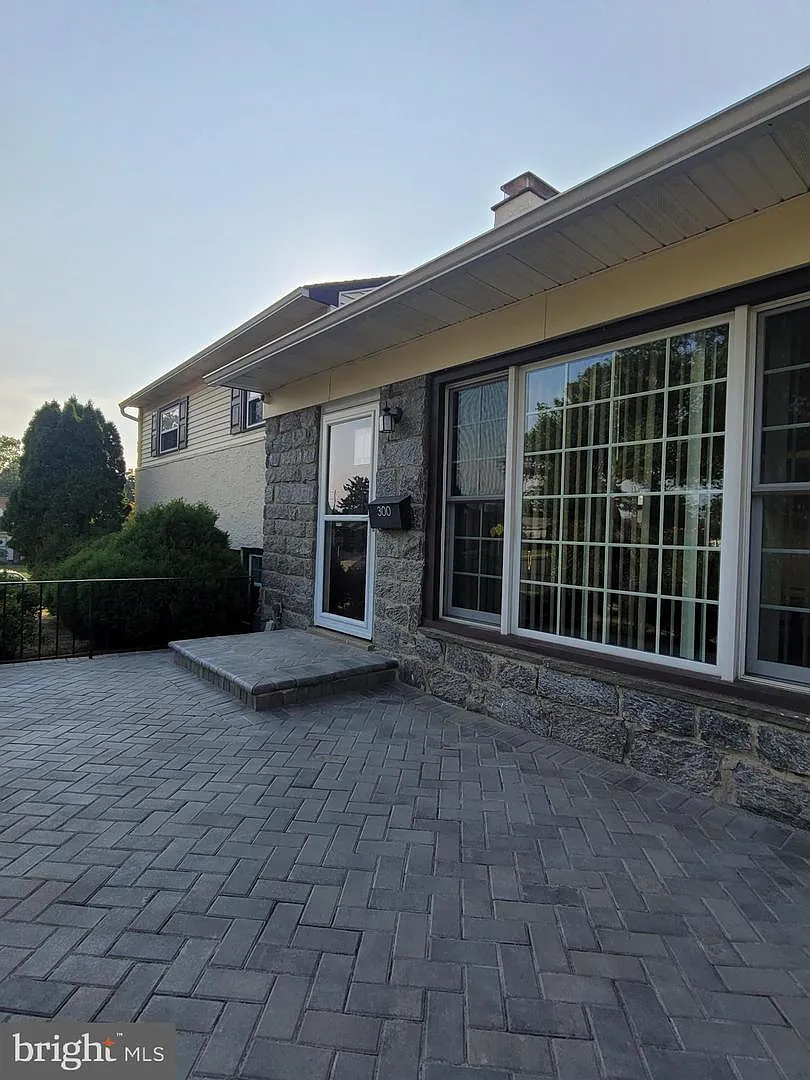 4 bed, 2218 sqft, $3,300 — Photo 3