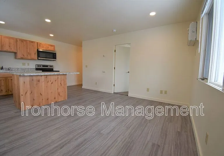 801 W Villard St #37 — Photo 2