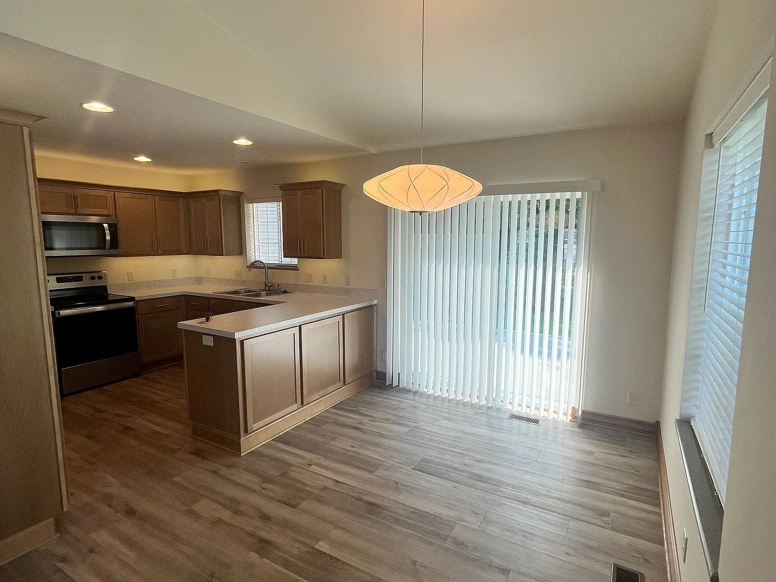 3 bed, 2.5 bath, 10 sqft, $1,948 — Photo 4