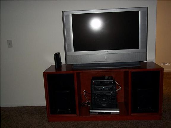 4th image of 1014 Burbank Ct