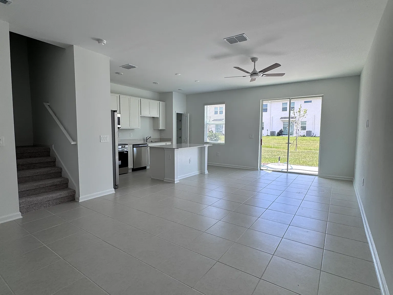 3 bed, 2.5 bath, 1689 sqft, $2,400 — Photo 4