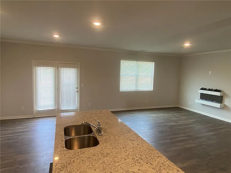 154 Berkeley Trce — Photo 6
