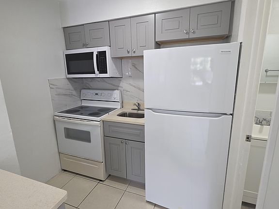 4th image of 7311 Venetian St #6
