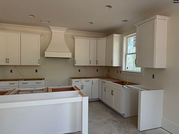 4th image of 828 Elms Spinney Ln
