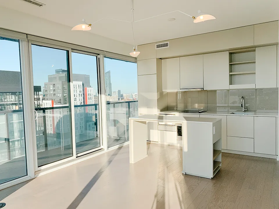 101 Peter St #3811