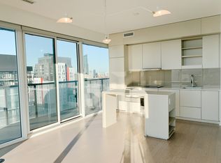 101 Peter St #3811, Toronto, ON M5V 0G6