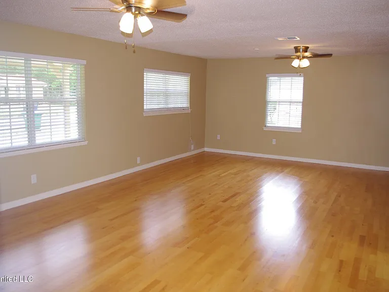 156 Lafayette Cir — Photo 11