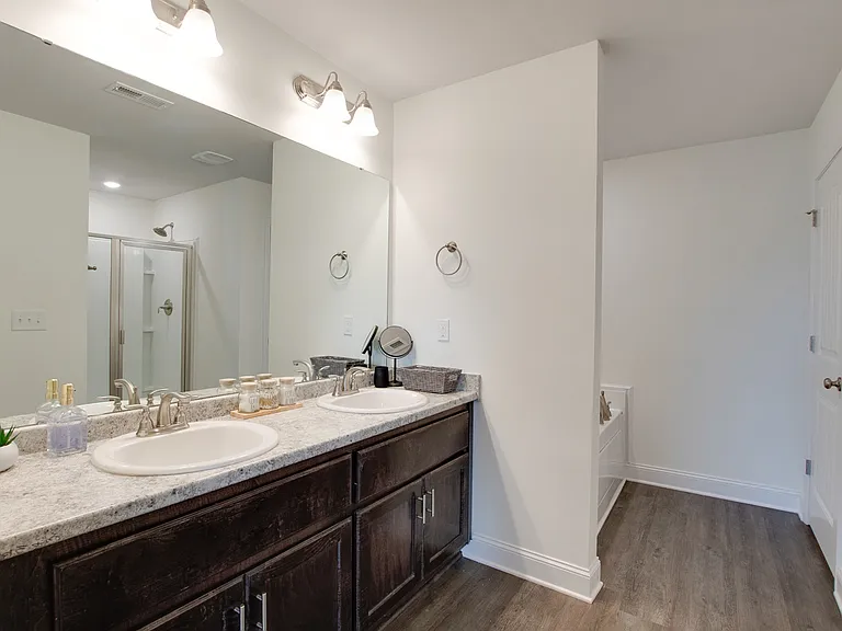 200 Abercorn Dr — Photo 11