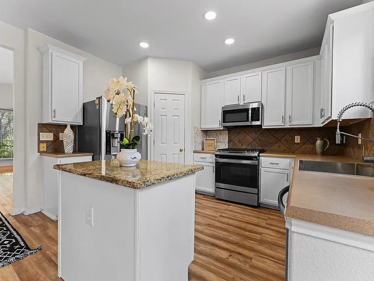 807 Midway Crst — Photo 14