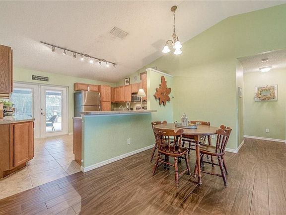 5th image of 520 E 5th St