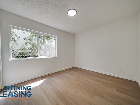 5th image of 13912 Sayre St #13D