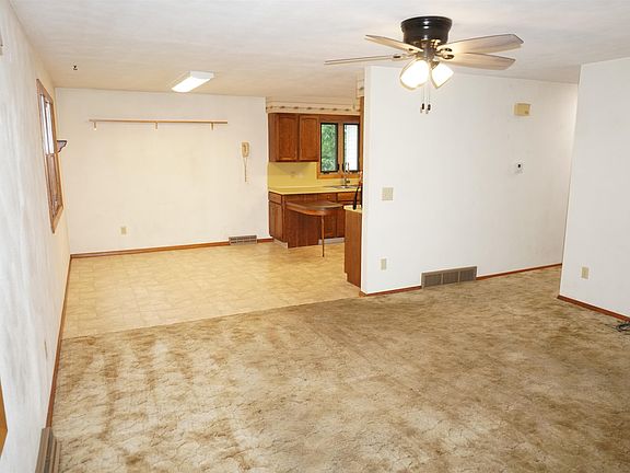 4th image of 226 W 1st St