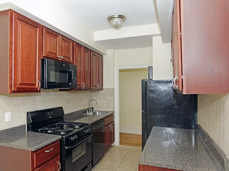 263 Franklin Ave Apartments — Photo 10