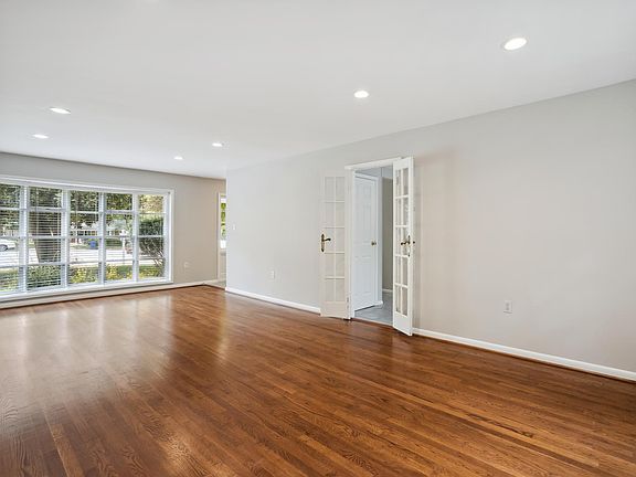 Living Room View to Front