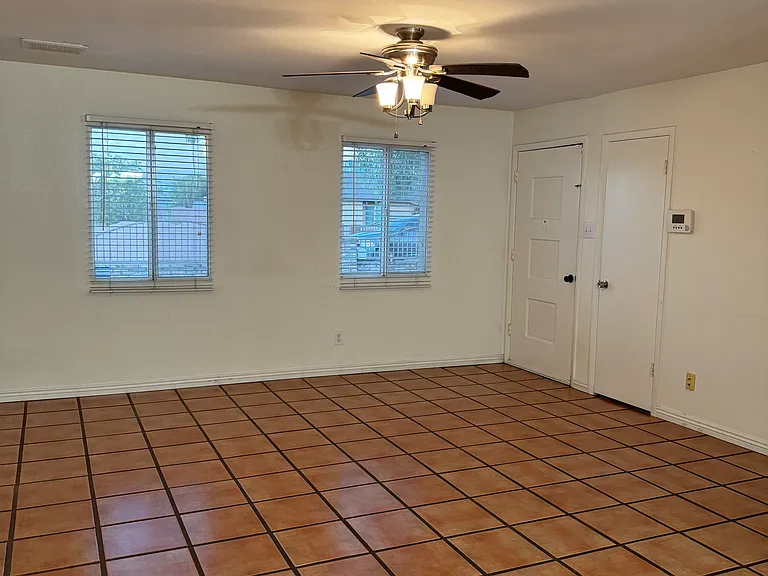 4717 E La Salle St — Photo 5