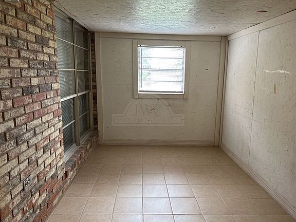 3rd image of 406 Skyline Ave