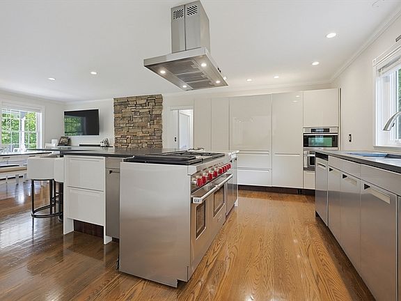 5th image of 176 Spring St