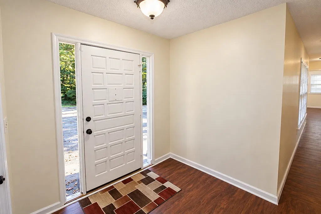 3 bed, 1948 sqft, $2,240 — Photo 2