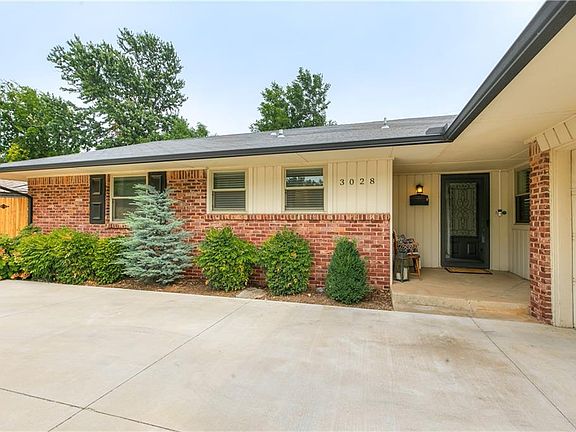 2nd image of 3028 Chaucer Dr