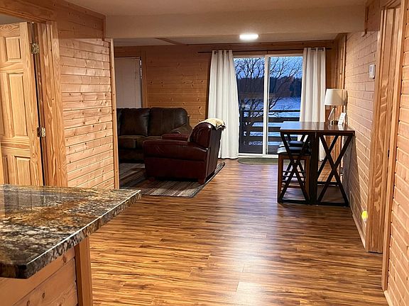 4th image of 376 E Amber Lake Dr