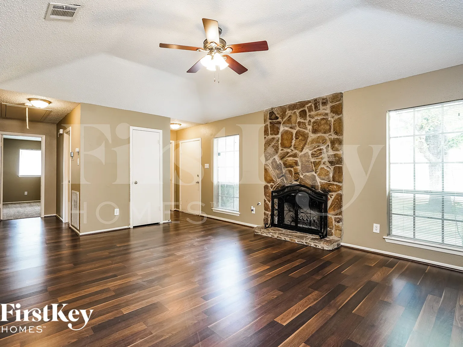 3 bed, 2.0 bath, 1273 sqft, $1,830 — Photo 3