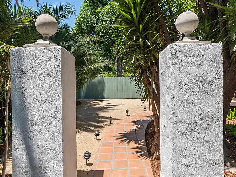 1020 Carol Dr — Photo 3