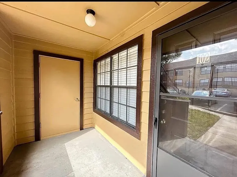 375 Lake Ontario Ct — Photo 2