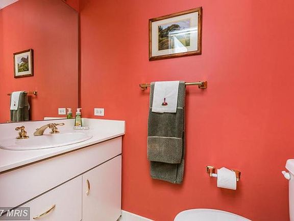 5th image of 10 E Lee St Unit 1004