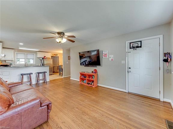 5th image of 70 Concord Cres