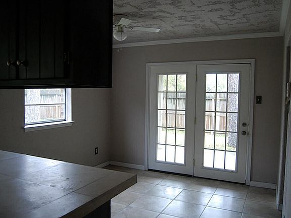 Lots of natural light in breakfast room.