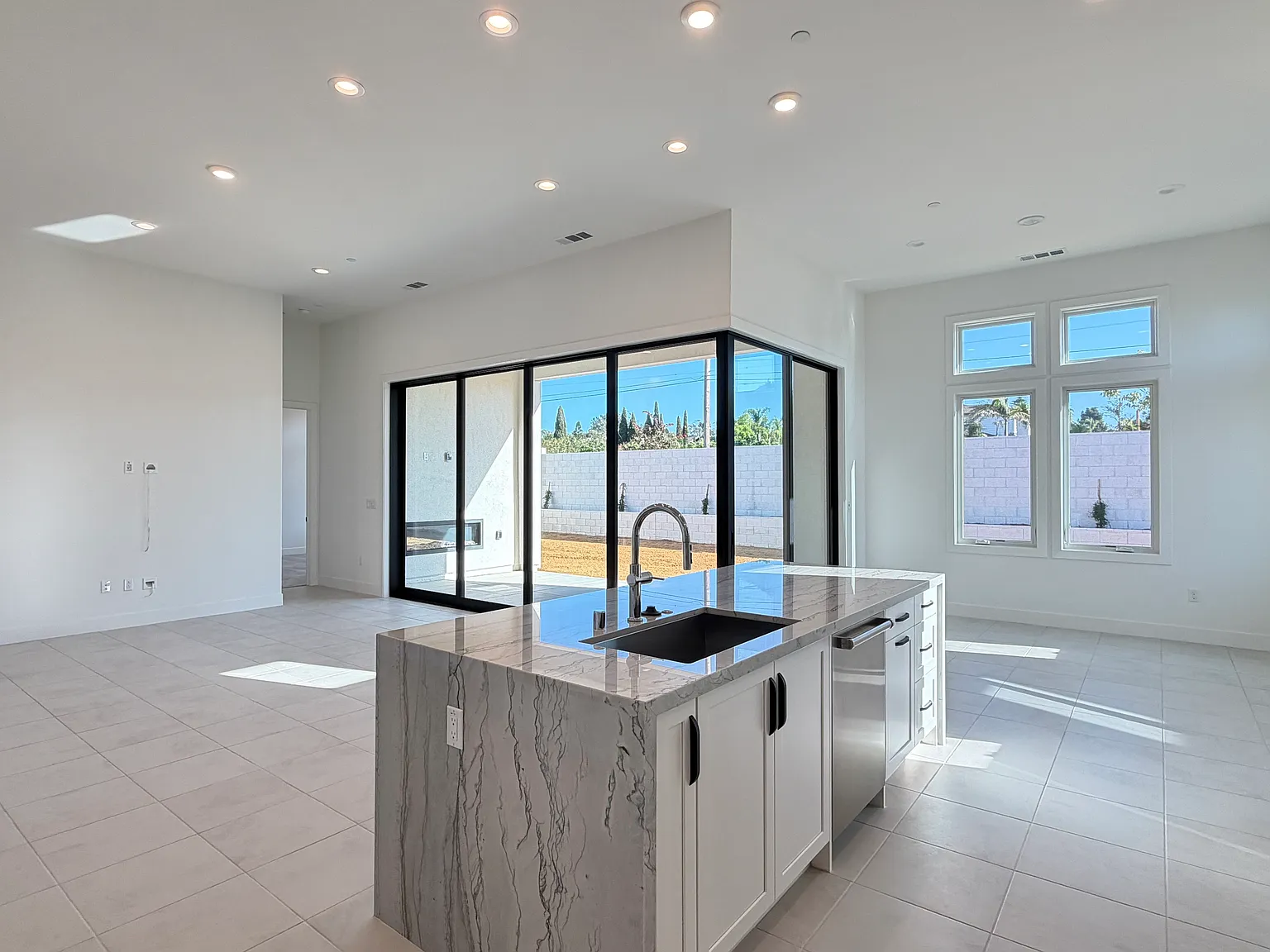 3 bed, 3.5 bath, 1899 sqft, $9,600 — Photo 2