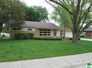 1680 Pleasant Court Dr, Sheldon, IA 51201