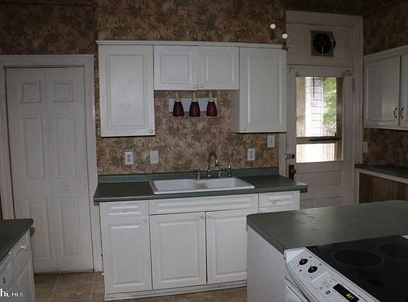 2nd image of 859 Dewey Ave