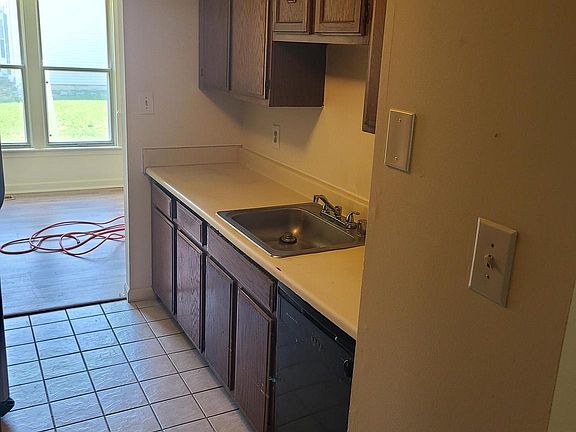 3rd image of 16142 Henderson Ln