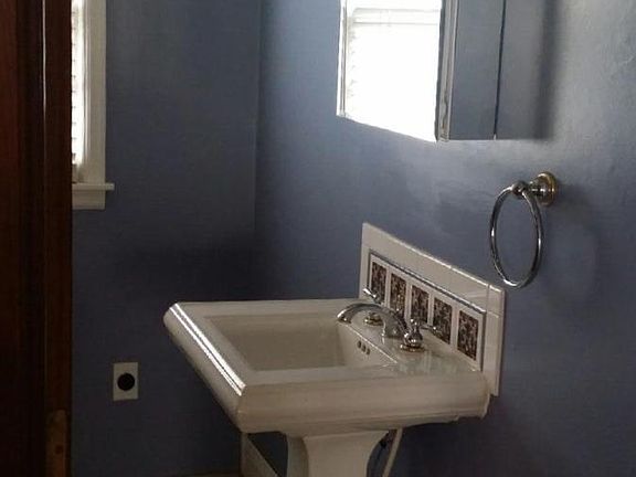 5th image of 810 S Drury Ln