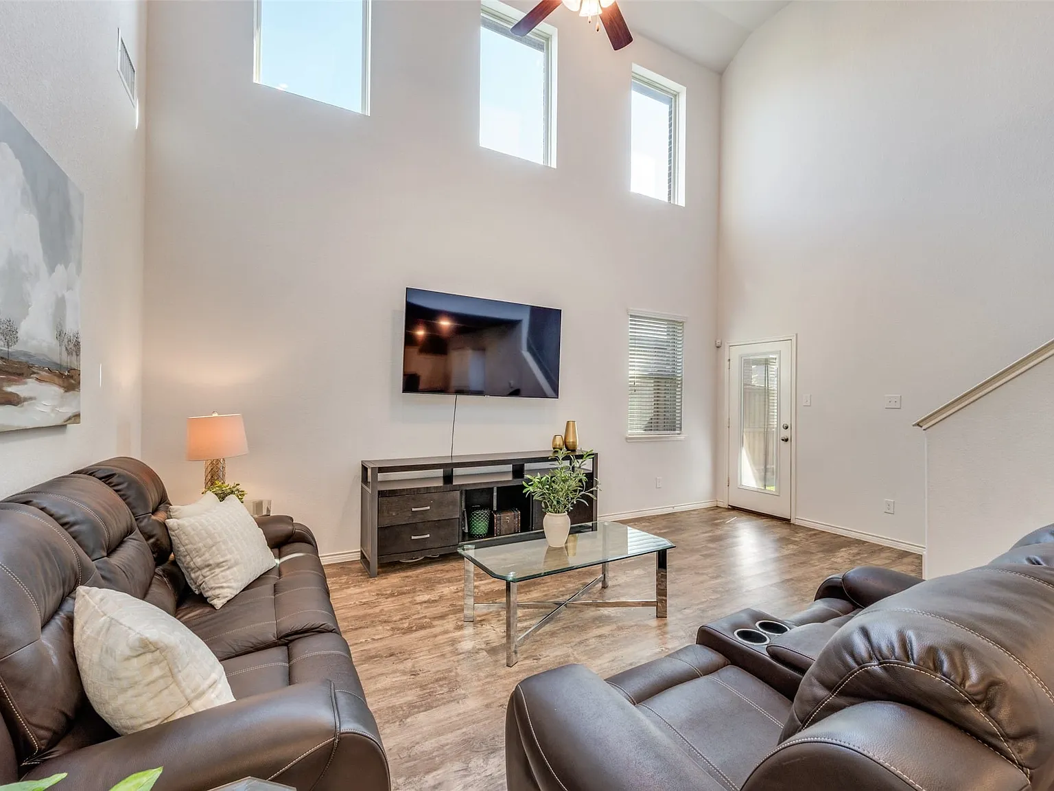 4 bed, 3.0 bath, 2246 sqft, $3,200 — Photo 2