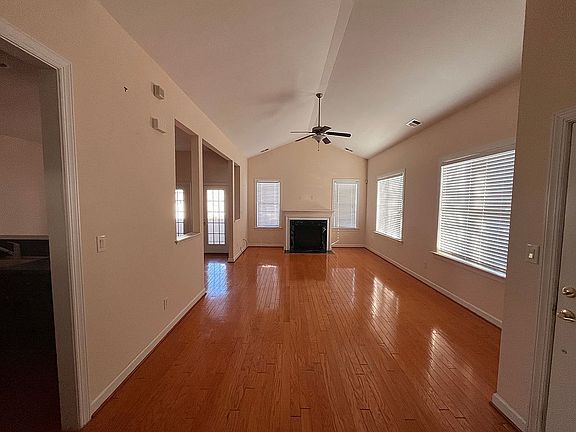 Living room w/gas fireplace