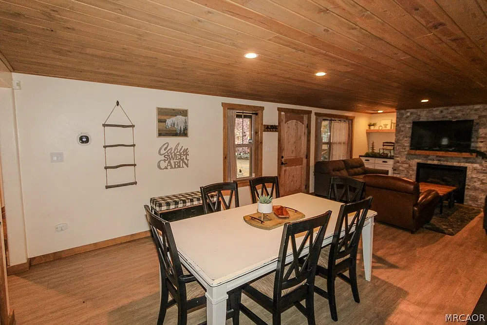 2 bed, 1.0 bath, 958 sqft, $1,800 — Photo 3