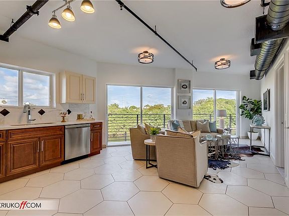4th image of 611 NE 29th Dr #404