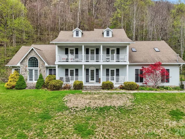 302 Davy Crockett Dr, Maggie Valley, NC 28751