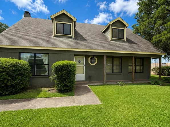 42 Golfview Dr, Hilltop Lakes, TX 77871