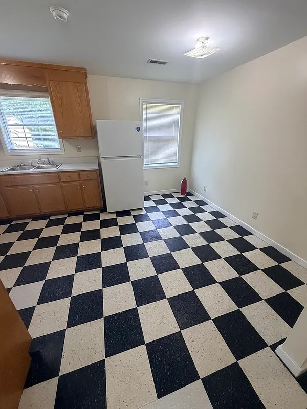 3 bed, 1.5 bath, 1056 sqft, $1,295 — Photo 3
