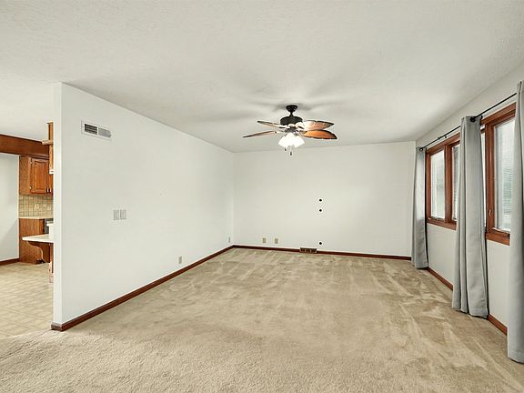 5th image of 2311 Applewood Ln