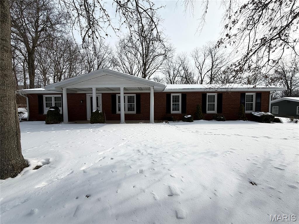 5 Spring Hill Dr, Greenville, IL 62246 | Zillow
